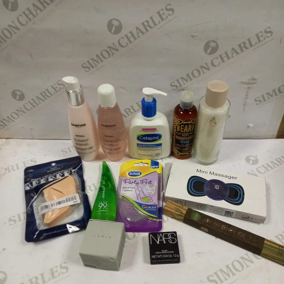 BOX OF APPROXIMATELY 20 ASSORTED HEALTH & BEAUTY PRODUCTS TO INCLUDE NARS BLUSH, BEARD CONDITIONER, ARRAN BATH SALTS ETC 
