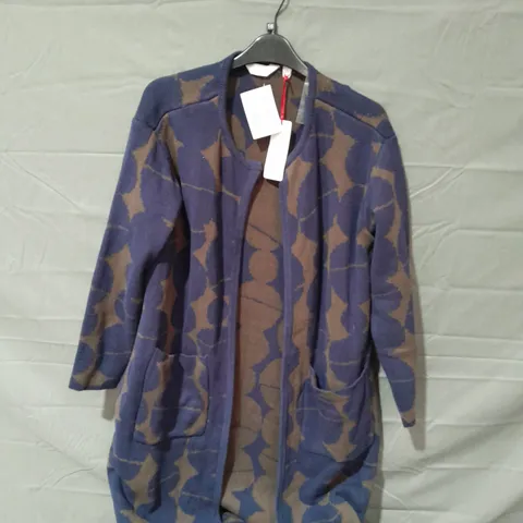 APPROXIMATELY 10 ASSORTED ITEMS OF WOMEN'S CLOTHING TO INCLUDE CARDIGAN SIZE S, WYNNE LAYERS SHIRT SIZE XS, KIM&CO TOP SIZE L,