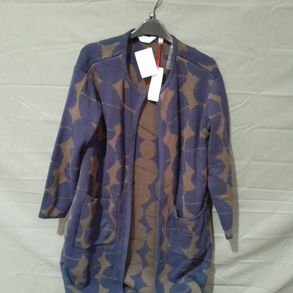APPROXIMATELY 10 ASSORTED ITEMS OF WOMEN'S CLOTHING TO INCLUDE CARDIGAN SIZE S, WYNNE LAYERS SHIRT SIZE XS, KIM&CO TOP SIZE L,  