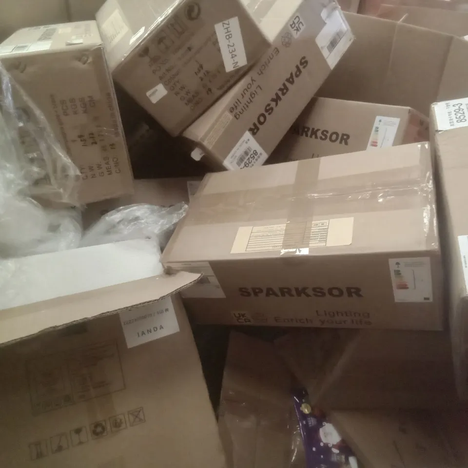 PALLET OF ASSORTED ITEMS INCLUDING SPARKSOR PENDANT LIGHT, PET BED, GRUNTEK SPRINKLER, CAMPING TENT