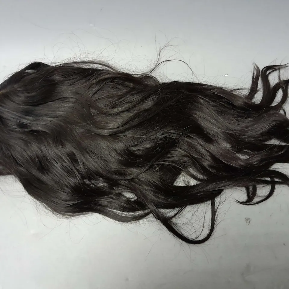 UNBOXED 22 INCH WAVY WIG IN DARK BROWN 