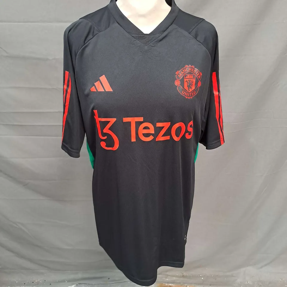 ADIDAS MANCHESTER UNITED FOOTBALL JERSEY IN BLACK/ORANGE SIZE M