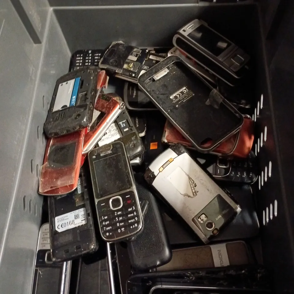 APPROXIMATELY 25 ASSORTED USED PHONES AND PHONE PARTS TO INCLUDE BLACKBERRY, NOKIA, APPLE IPHONE