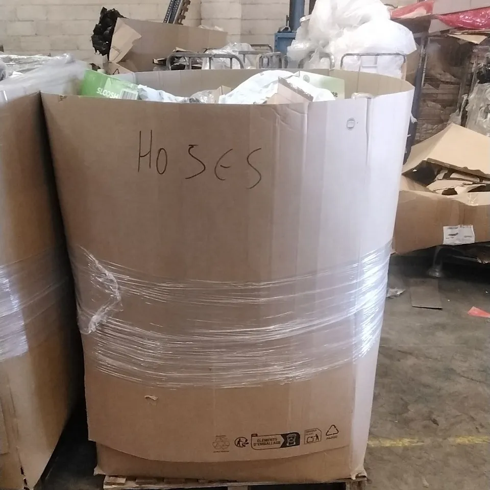 PALLET CONTAINING A LARGE QUANTITY OF; GARDEN HOSES