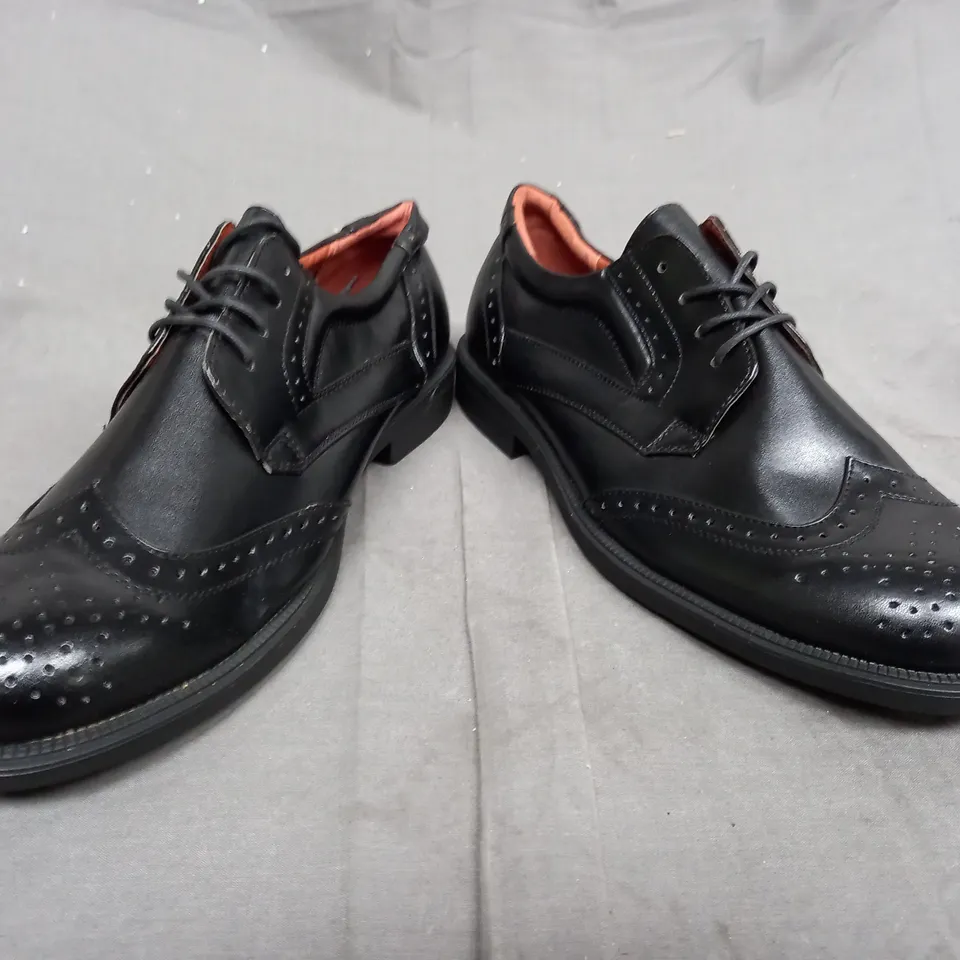 A BOX OF APPROX 20 SMART SHOES. ALL IN BLACK, VARIOUS SIZES 