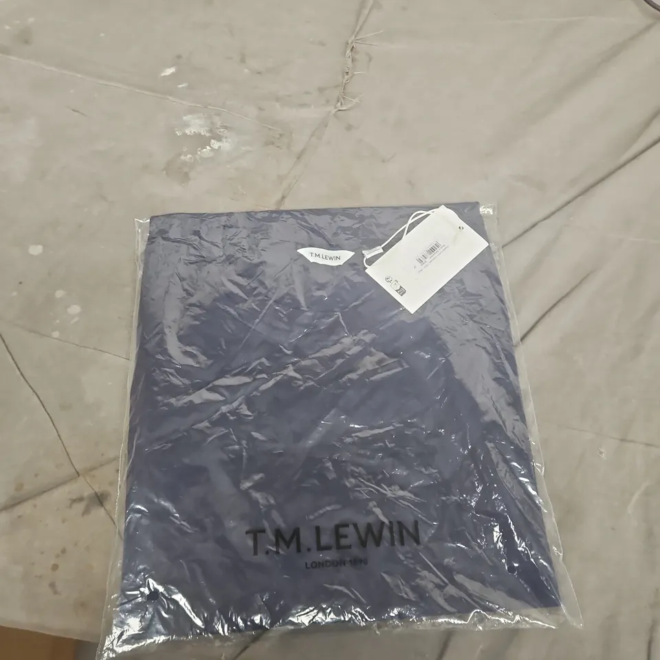 BOX OF APPROXIMATELY 15 ASSORTED CLOTHING ITEMS TO INCLUDE: T.M LEWIN TSHIRTS 