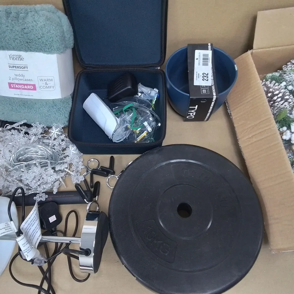 CAGE OF ASSORTED HOUSEHOLD ITEMS TO INCLUDE TEDDY PILLOWCASE, SAFETY RAIL, PINECONE DECORATIONS, HONEYWELL FAN AND FACETED TABLE LAMP