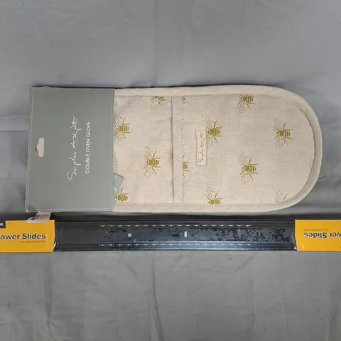 BOX OF APPROXIMATELY 10 ASSORTED HOUSEHOLD ITEMS TO INCLUDE DRAWER SLIDERS, DOUBLE OVEN GLOVE, ETC - COLLECTION ONLY