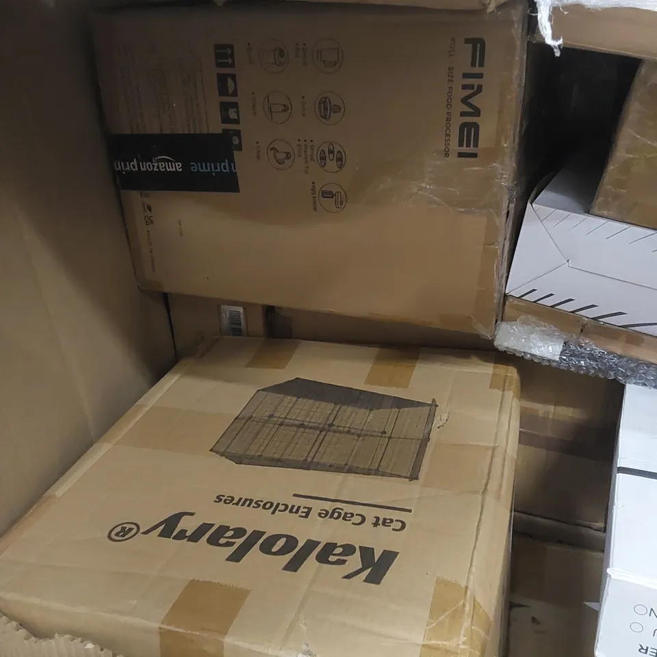 PALLET OF ASSORTED HOUSEHOLD ITEMS AND CONSUMER PRODUCTS TO INCLUDE; FOOD PROCESSOR, FLOOR LAMP, WATER PURIFIER, VIYNL LP STORAGE CASE, CAT CAGE ENCLOSURES ETC