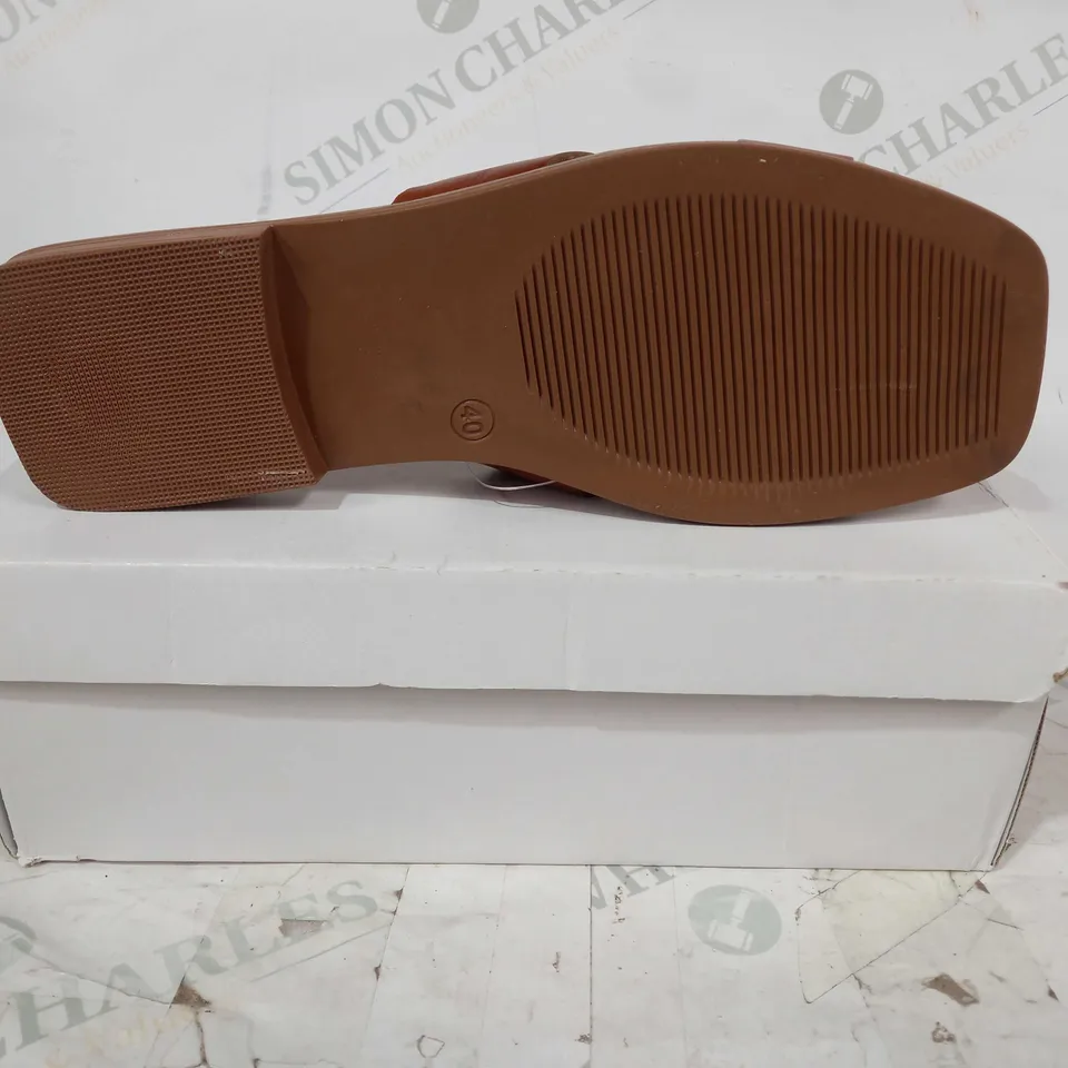 BOXED PAIR OF MODORA OPEN TOE FLAT SANDALS IN TAN EU SIZE 40