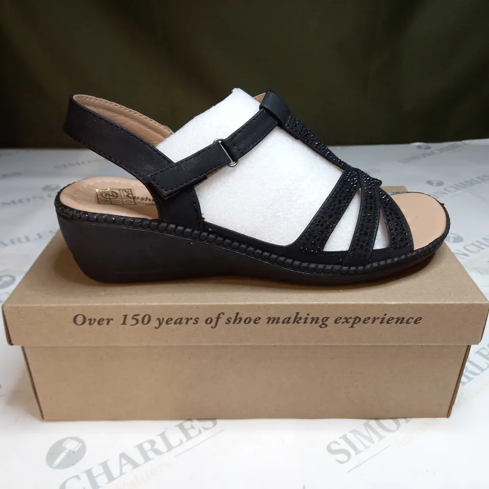 BOXED CUSHION WALK DIAMANTE TRIM SANDALS SIZE 7