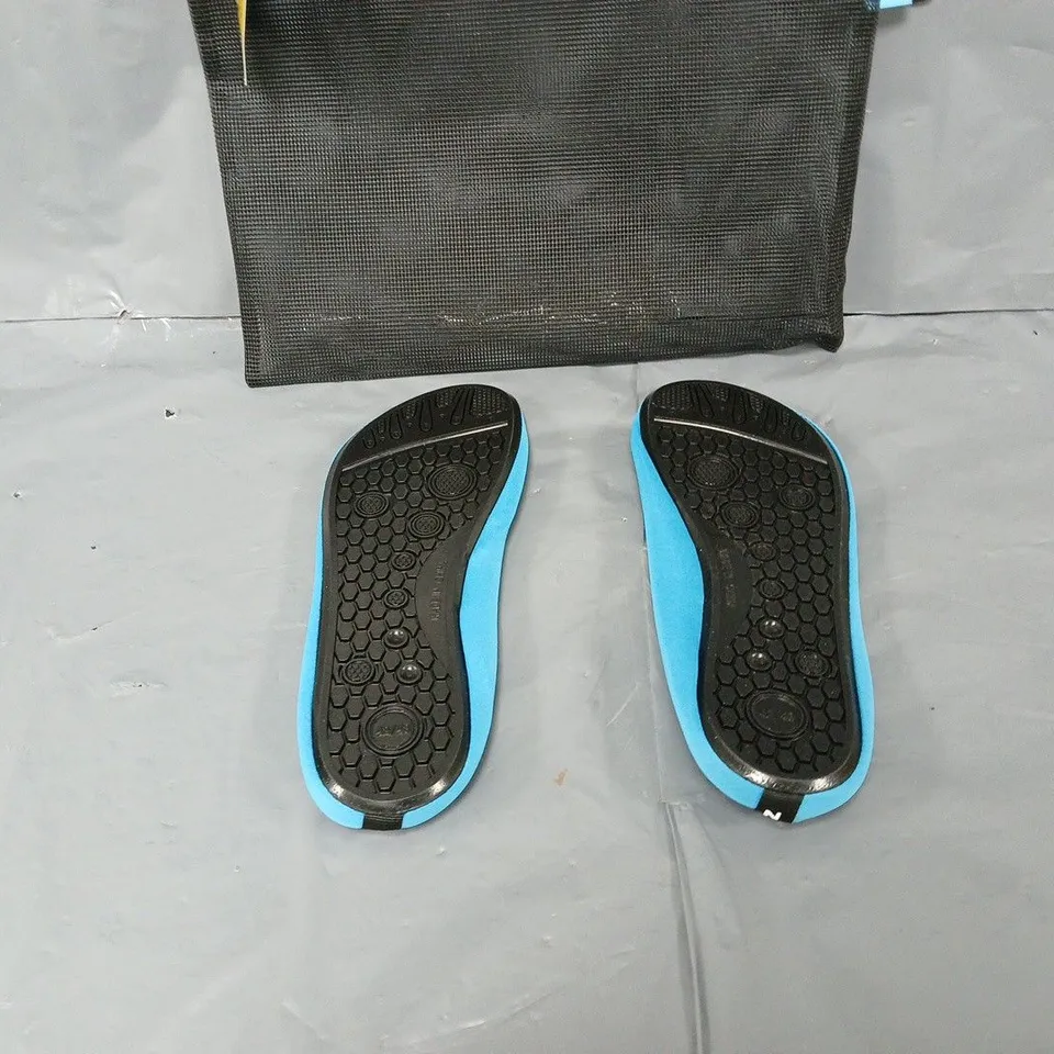 BAGGED PAIR OF BRIGHTONWATERSHOES NAVY 42/43 