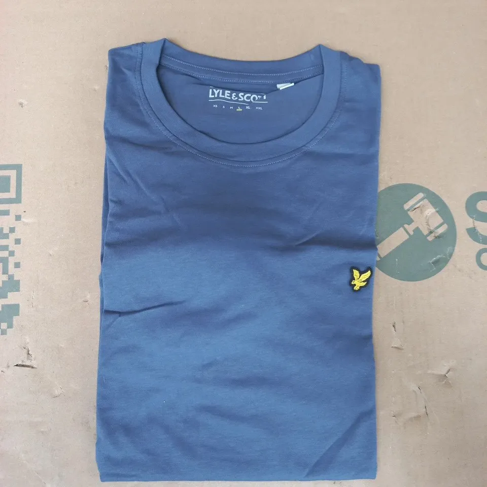 LYLE & SCOTT T-SHIRT IN DUSTY NAVY SIZE LARGE