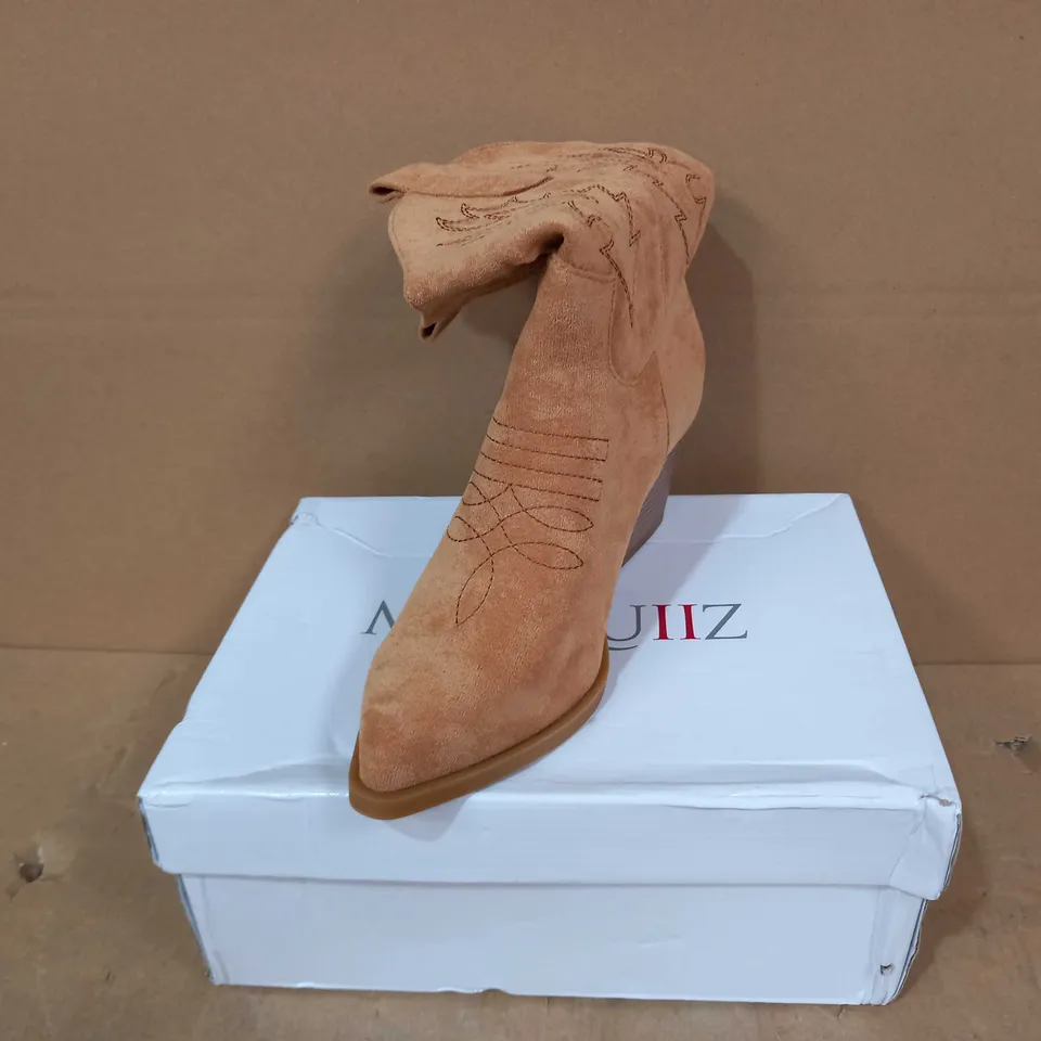 BOXED PAIR OF MARQUIIZ COWBOY BOOTS IN TAN EU SIZE 40