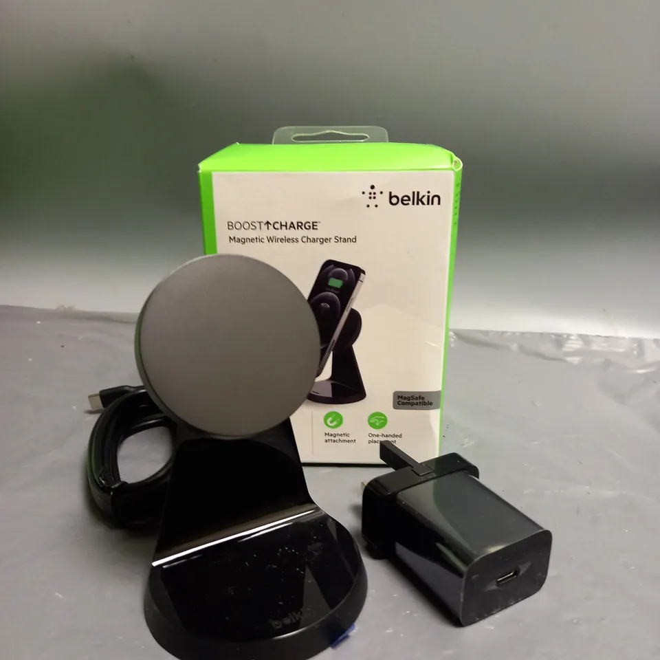 BOXED BELKIN BOOST CHARGE MAGNETIC WIRELESS CHARGER STAND 