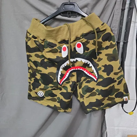 A BATHING APE CAMOUFLAGE SHORTS – SIZE L
