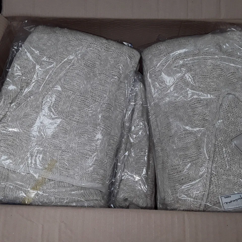 LOT OF APPROXIMATELY 20 V-NECK JUMPERS IN CREAM - SIZE UNSPECIFIED