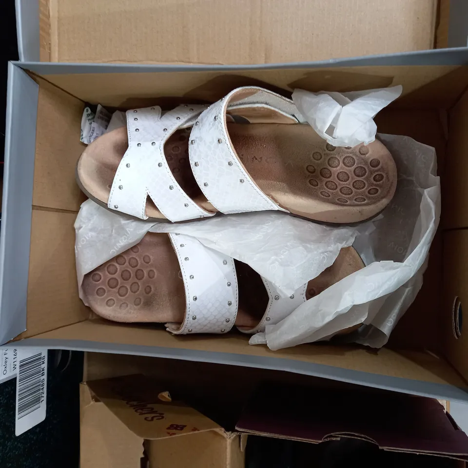 5 ASSORTED PAIRS OF SHOES