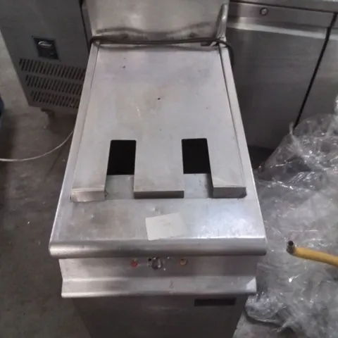 FALCON DOMINATOR FREE STANDING PROPANE GAS FILTRATION FRYER G3840F