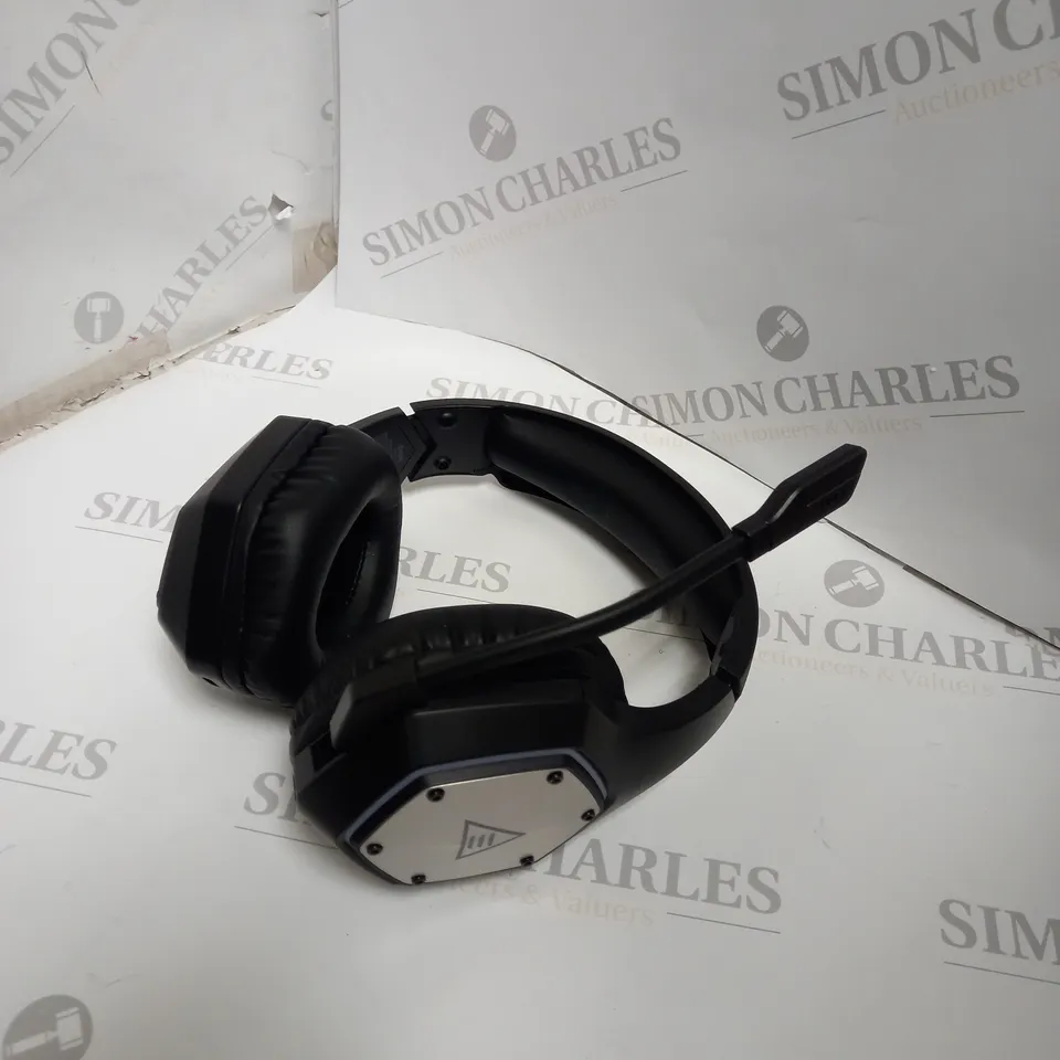 BOXED ESKA E1000WT WIRELESS GAMIN HEADSET. 