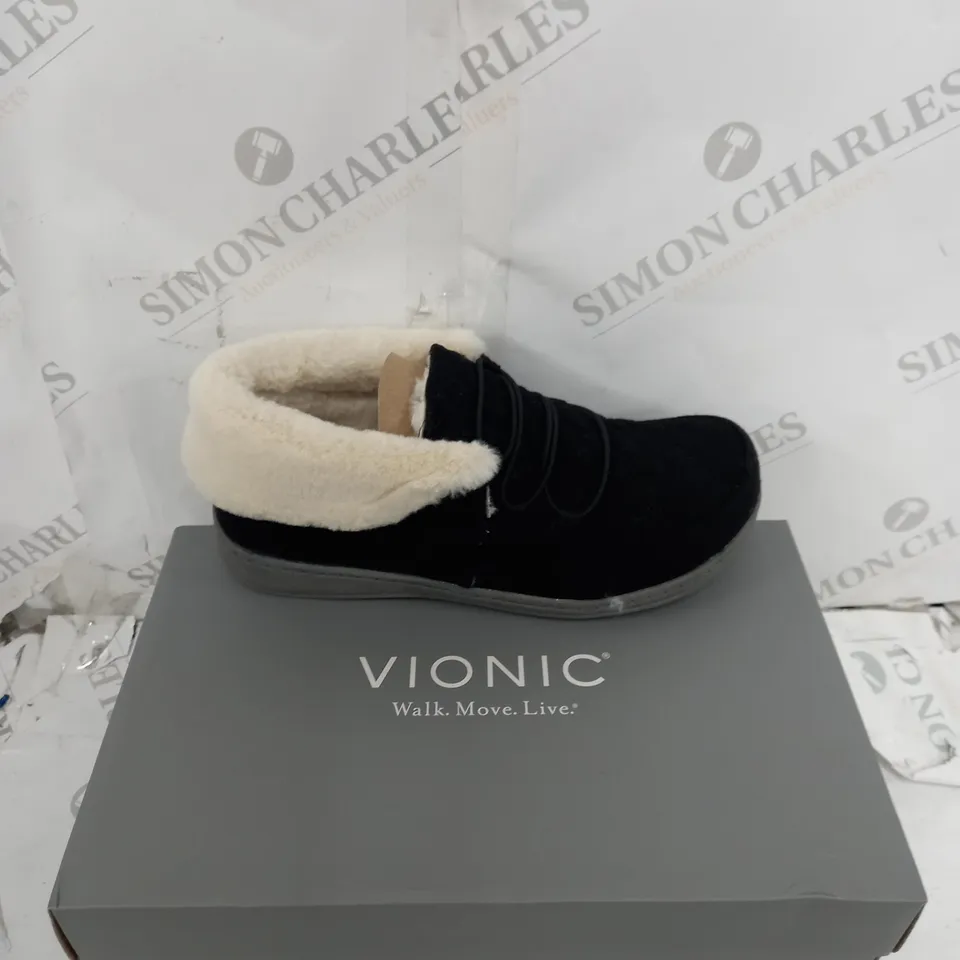 BOXED VIONIC BELIEVE SLIPPERS IN BLACK SIZE 5