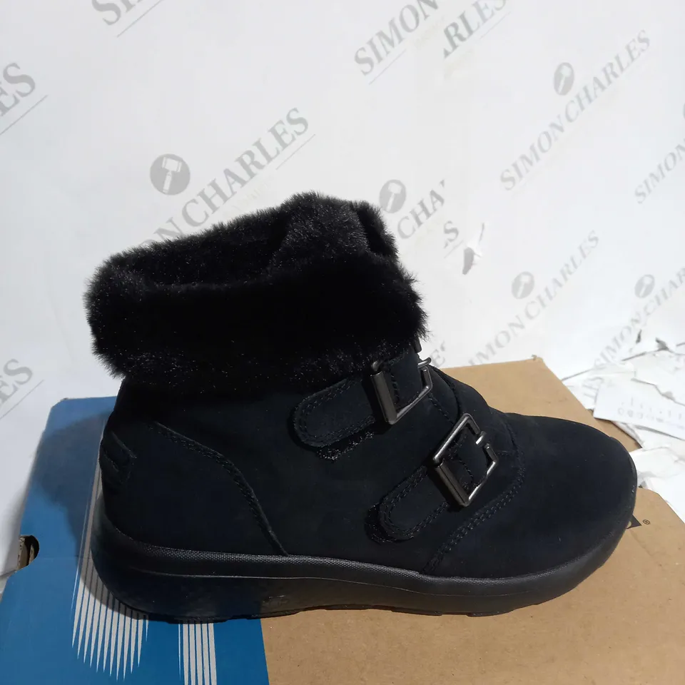 PAIR OF SKECHERS WINTER ON THE GO WINTER FLING BOOTS IN BLACK - UK SIZE 3.5