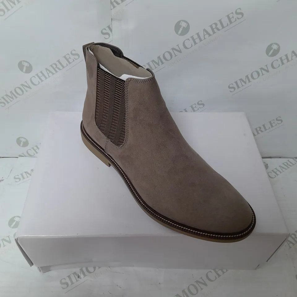 FIND MENS MARSH MICROSUEDE ANKLE BOOT IN TAUPE SIZE 10