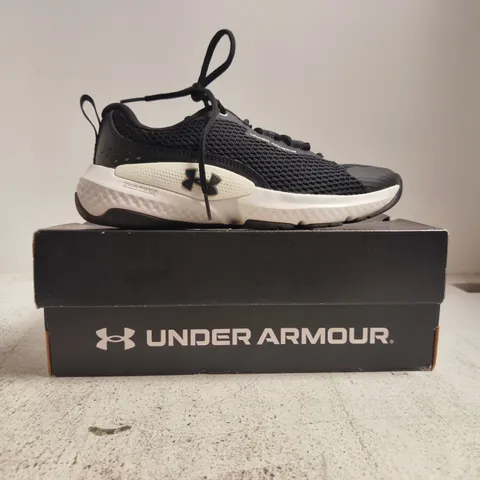 BOXED PAIR OF UNDER ARMOUR TRAINERS IN BLACK/WHITE SIZE UK 4.5