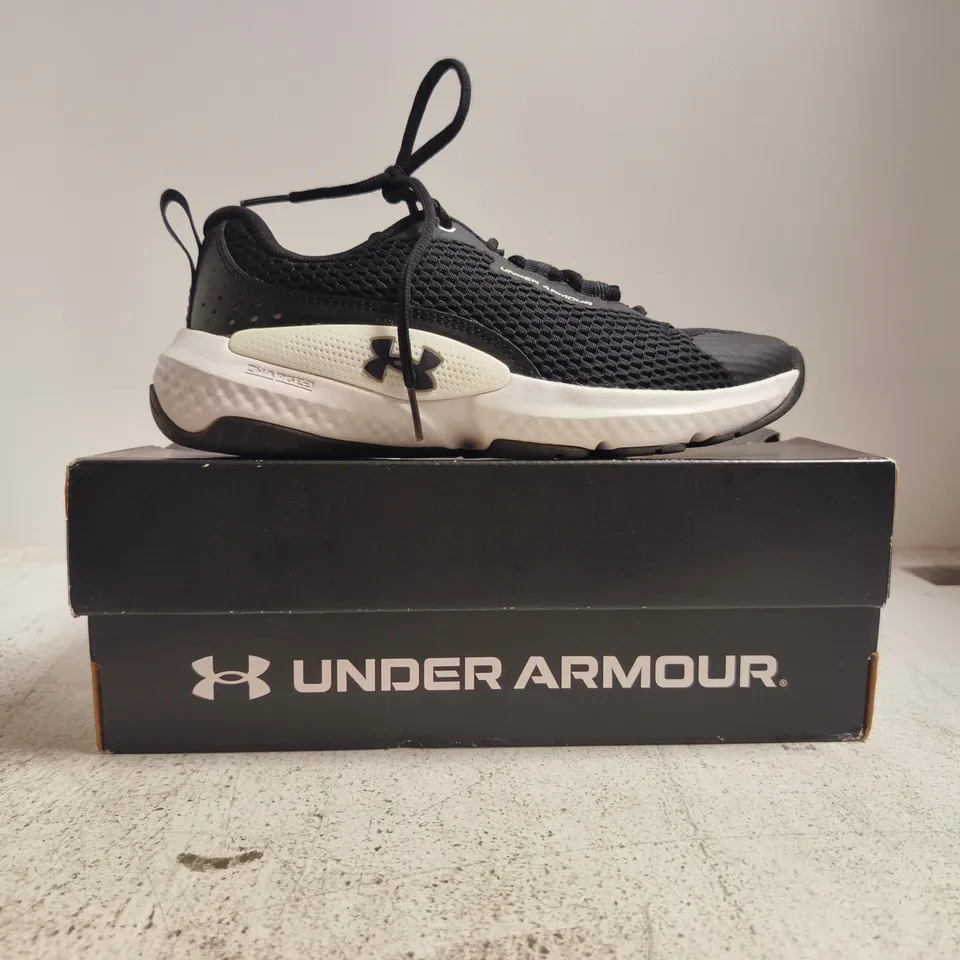 BOXED PAIR OF UNDER ARMOUR TRAINERS IN BLACK/WHITE SIZE UK 4.5