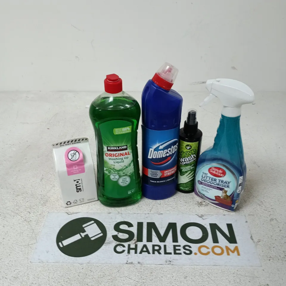 APPROXIMATELY 12 ASSORTED HOUSEHOLD LIQUID PRODUCTS TO INCLUDE SMOL WASHING UP LIQUID, CAT LITTER DEODORISER, DOMESTOS, ETC
