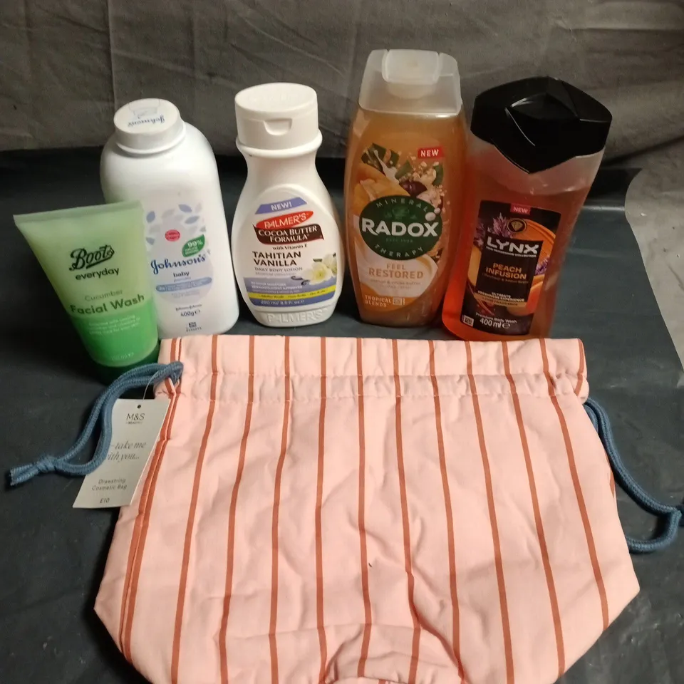 APPROXIMATELY 20 HEALTH AND BEAUTY PRODUCTS TO INCLUDE LYNX PEACH INFUSION SHOWER GEL, JOHNSON'S BABY POWDER AND COSMETICS BAG