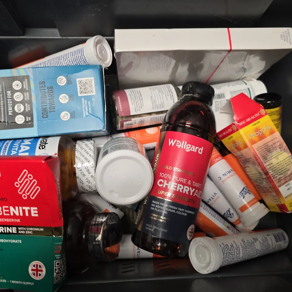 APPROXIMATELY 12 ASSORTED VITAMIN/HEALTH AID PRODUCTS TO INCLUDE HUNTER & GATHER RESTORE MULTIPACK, MAXMEDIX GUMMIES, COCONUT + COLLAGEN, ETC - COLLECTION ONLY