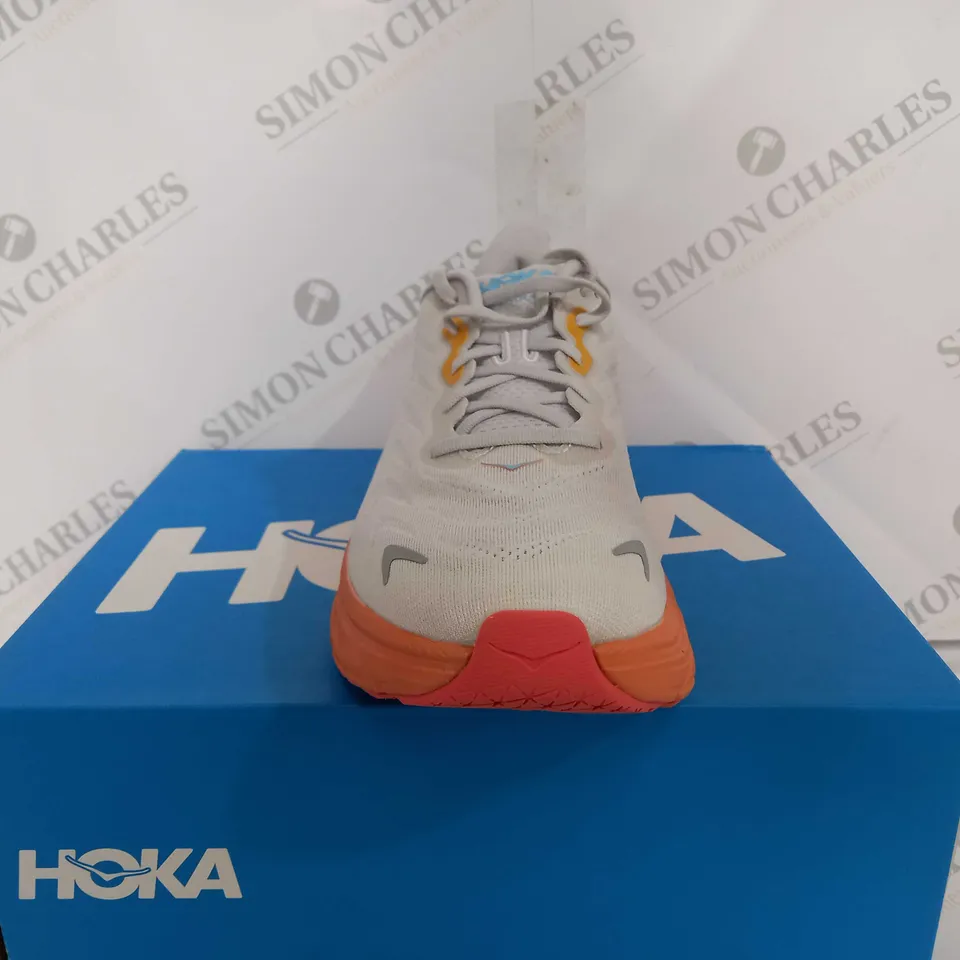 BOXED HOKA W ARAHI 6 - UK 9.5 