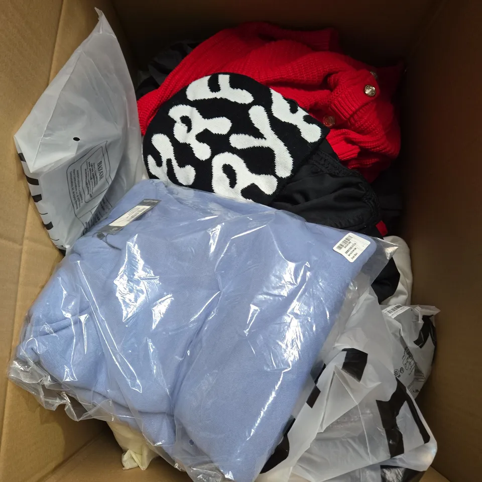 APPROXIMATELY 20 ASSORTED CLOTHING ITEMS IN VARIOUS SIZES TO INCLUDE - HOODY, SHIRT, SLIPPER SOCKS, ETC