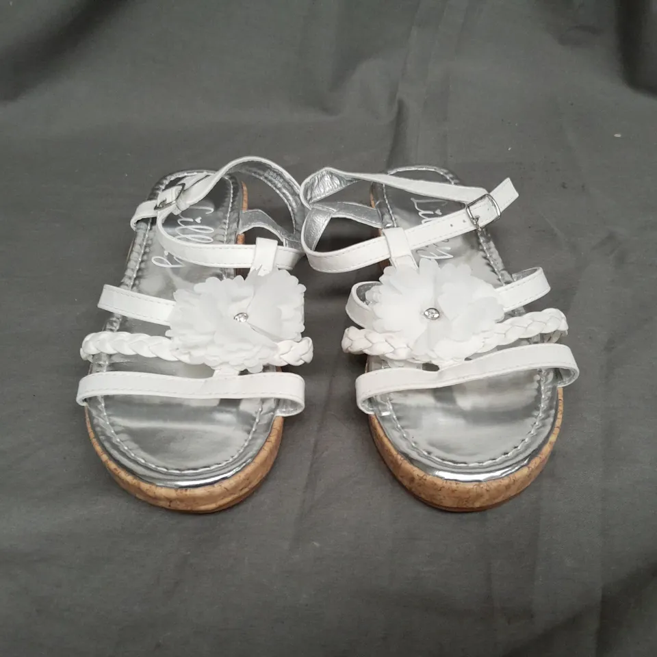 APPROXIMATELY 8 PAIRS OF BAGGED WHITE FLOWER SANDLES IN VARIOUS SIZES 