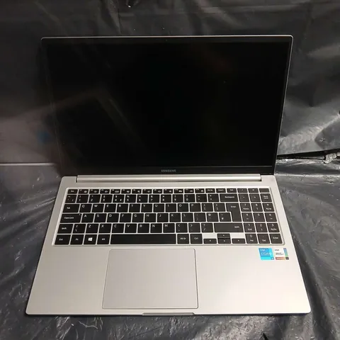 SAMSUNG LAPTOP – SILVER, 15.6" DISPLAY, INTEL CORE I5 (NP755XDA)