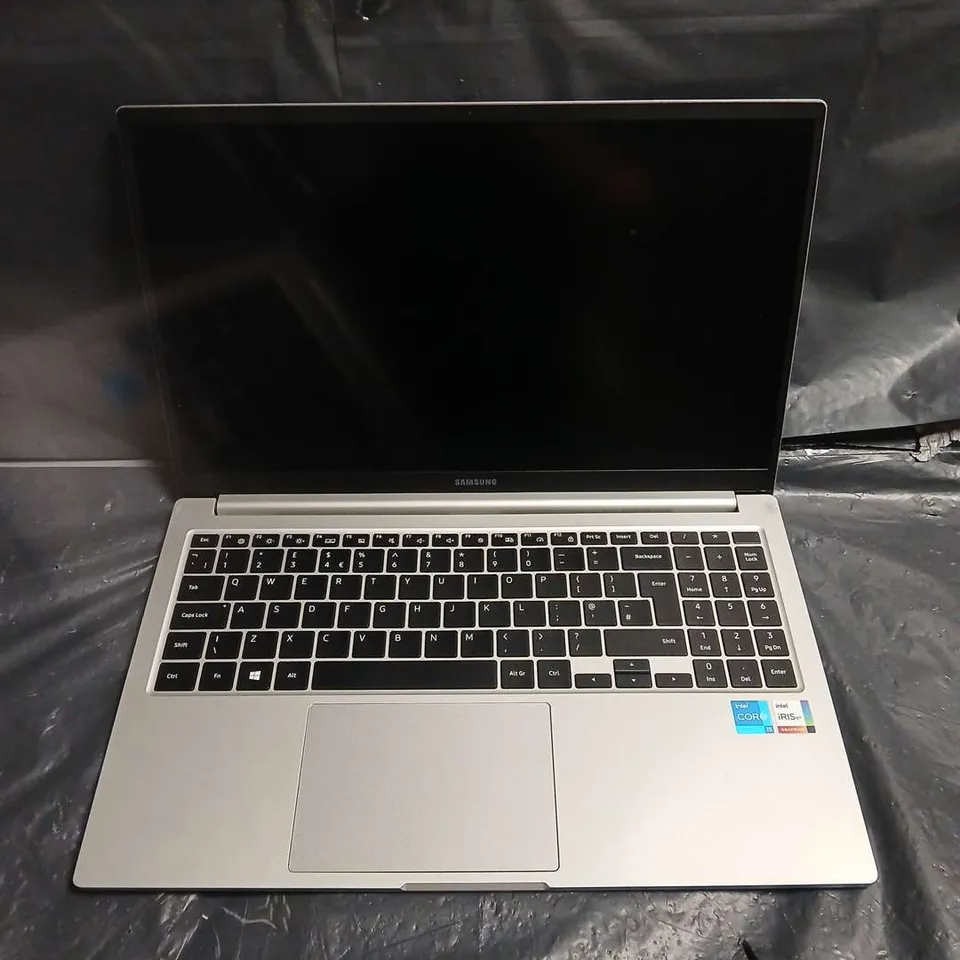 SAMSUNG LAPTOP – SILVER, 15.6" DISPLAY, INTEL CORE I5 (NP755XDA)