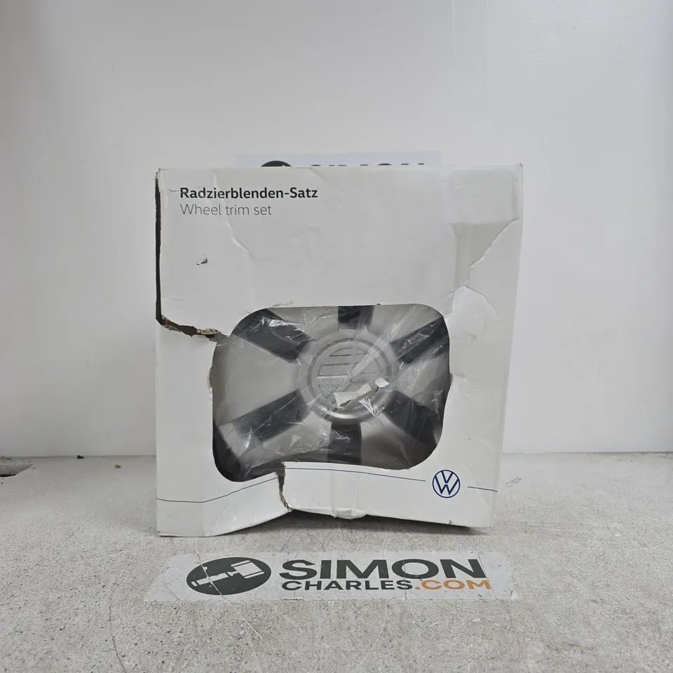 VW WHEEL TRIM SET (RADZIERBLENDEN-SATZ) – BOXED