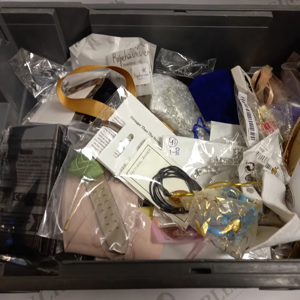 BOX OF APPROX 20 ASSORTED COSTUME JEWELLERY ITEMS INCLUDING NECKLACES, BRACELETS AND WATCH STRAPS