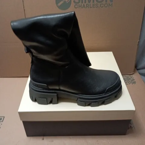 BOXED PAIR OF KURT GEIGER TREKKER SOCK KNEE2 HIGH LEG BOOTS IN BLACK - SIZE 38