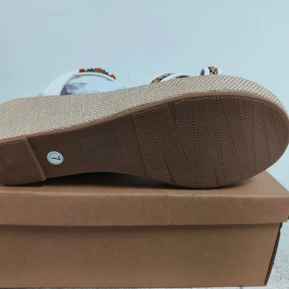 BOXED PAIR OF JO & JOE TRINIDAD WHITE SANDALS – UK 7
