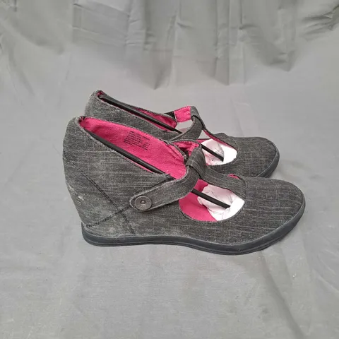 CAGE OF APPROXIMATELY 40 PAIRS OF WEDGE SHOES IN BLACK AND VARIOUS SIZES - COLLECTION ONLY