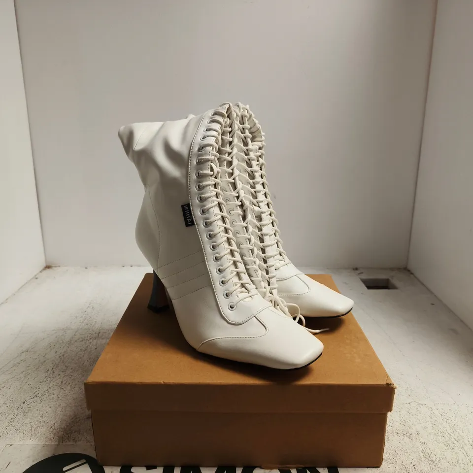 NII HAI THE BOXER BOOTS IN WHITE – WOMEN'S BOOTS, UK 8 (EU 42)