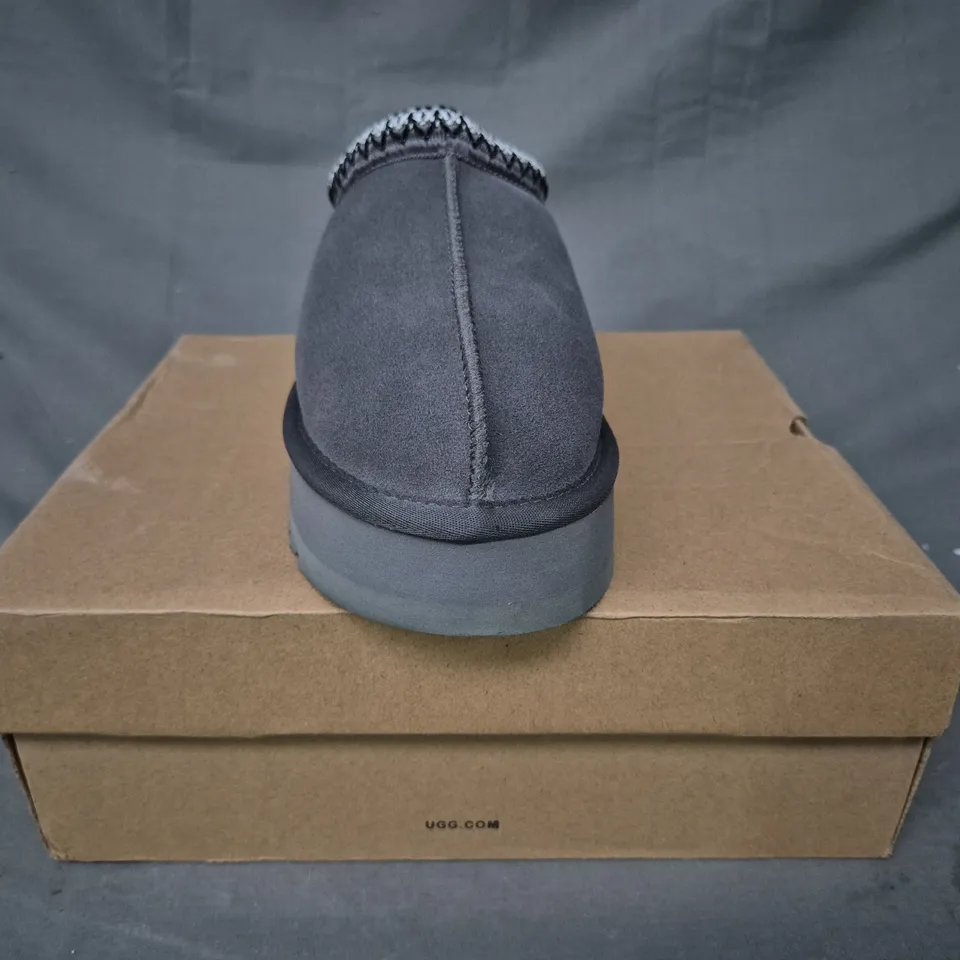 BOXED PAIR OF UGG SHOES IN GREY UK SIZE 7