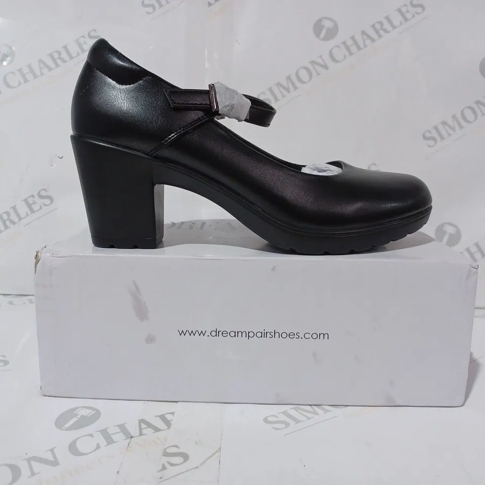 BOXED PAIR OF DREAMPAIRS CLOSED TOE LOW BLOCK HEEL SHOES IN BLACK UK SIZE 4
