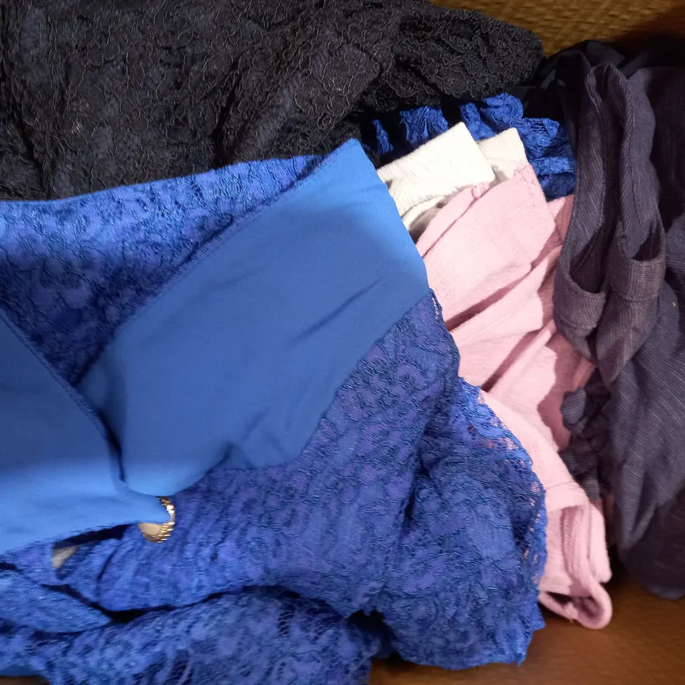 BOX OF APPROXIMATELY 10 ASSORTED CLOTHING ITEMS IN VARIOUS STYLES AND SIZES TO INCLUDE KIM & CO, D & CO, ETC