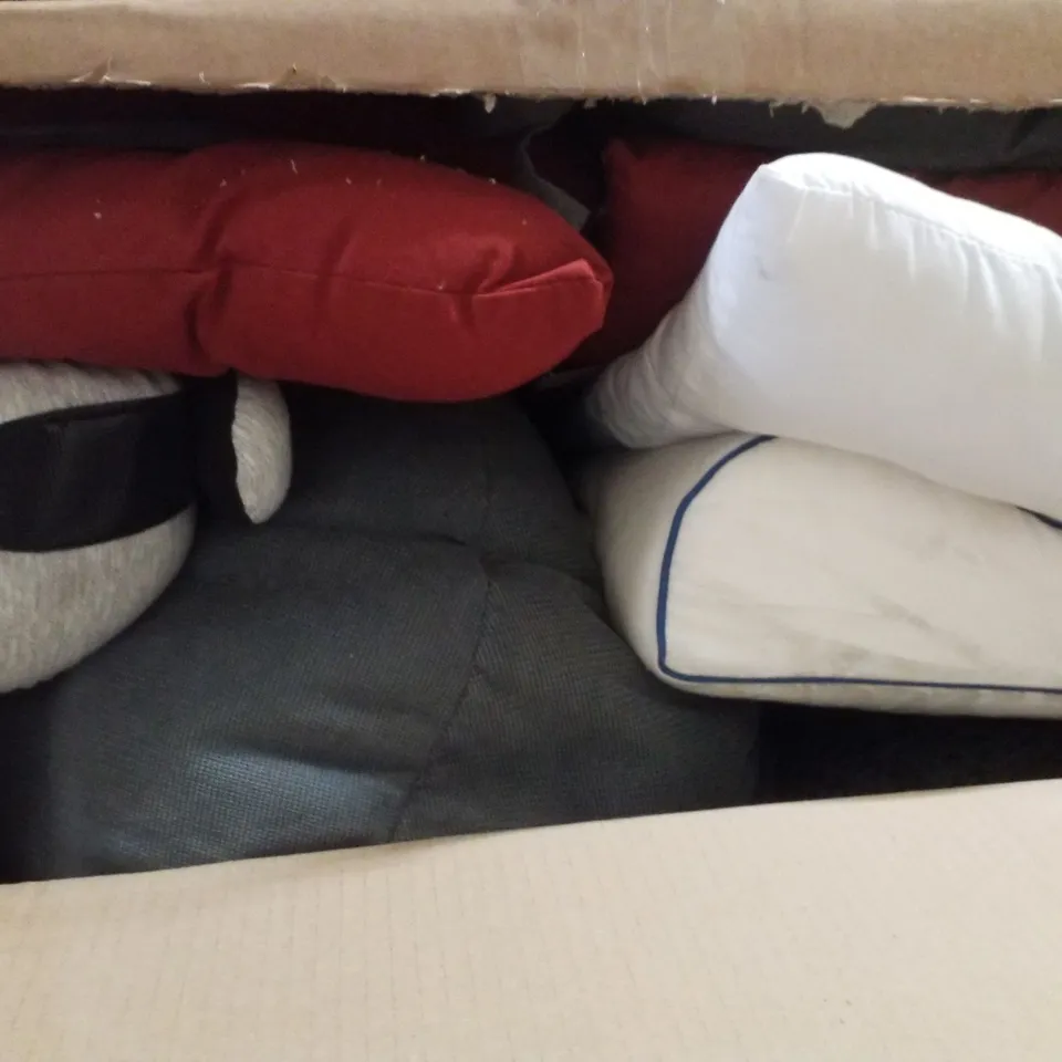 PALLET CONTAINING ASSORTED BEDDING INCLUDING PILLOWS & BEAN BAG