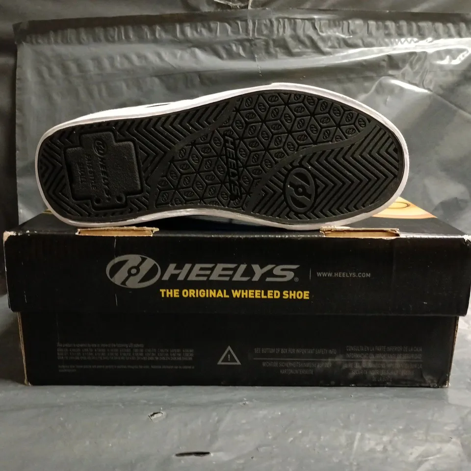 BOXED PAIR OF HEELYS SHOES IN BLACK/WHITE SIZE UK 1