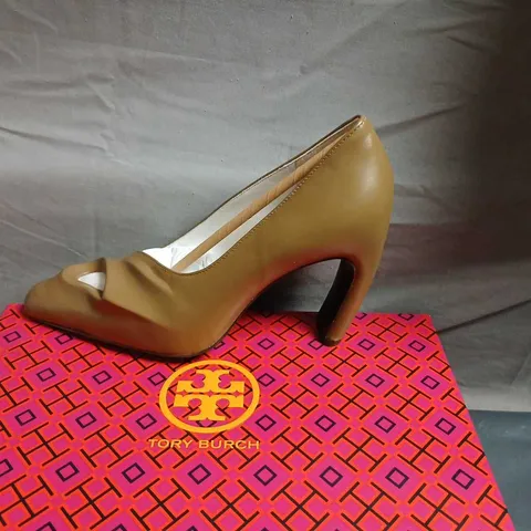 TORY BURCH SCULPTED PEEP-TOE PUMP, 90MM HEEL, LIGHT CHAI LEATHER – UK 3.5 (US 6.5)