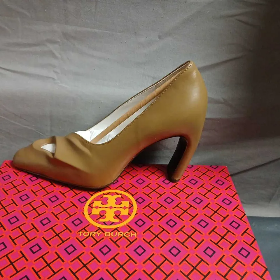 TORY BURCH SCULPTED PEEP-TOE PUMP, 90MM HEEL, LIGHT CHAI LEATHER – UK 3.5 (US 6.5)